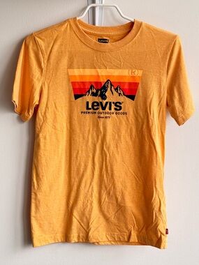 ✨3 for $15 Levi's youth Orange Graphic Mountain Crew Tee